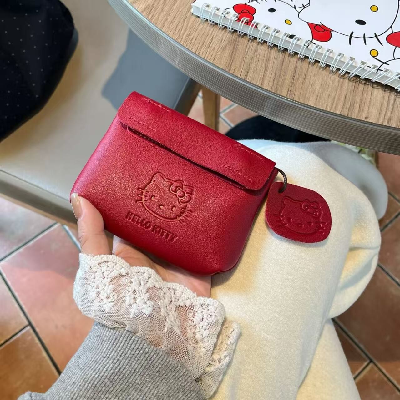 Headphone Hook Under - Porte-monnaie en cuir rouge Hello Kitty